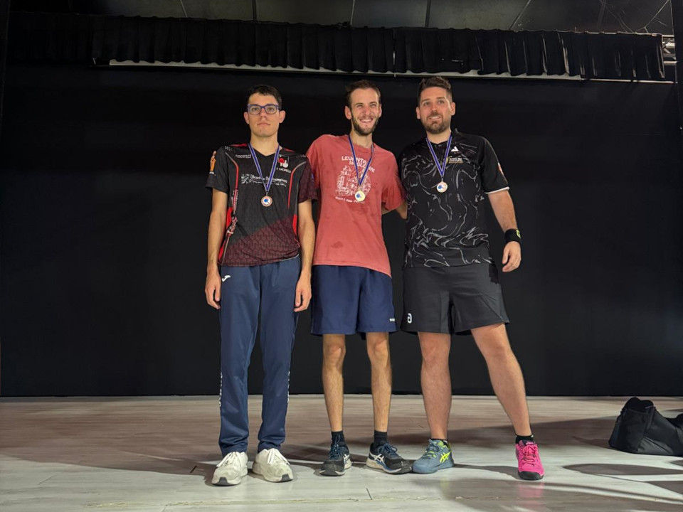 I tre medagliati della categoria Eccellenza FITeT durante la premiazione a Bovisio Masciago della prima prova CSI Milano 2026/27 con Samuele Prada, Stefano Tagliabue e Gabriele Massaza