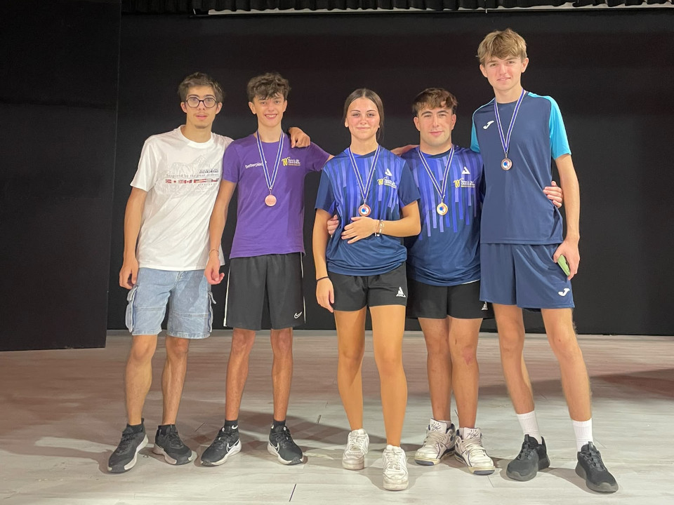 Foto di gruppo durante la premiazione della categoria Juniores a Bovisio Masciago e medaglia di bronzo per Emanuele Scirè