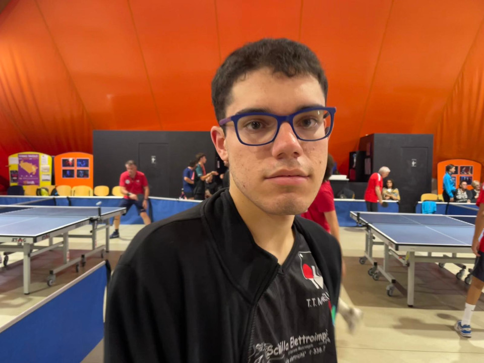 Samuele Prada del TT Morelli nella palestra di Bovisio Masciago durante il torneo CSI con sguardo interdetto